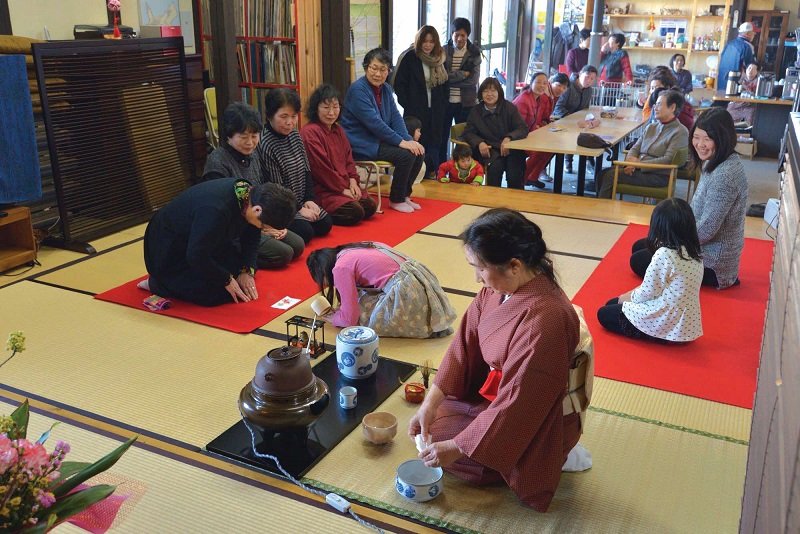 The Ibasho project in Japan showing elders and the young together 